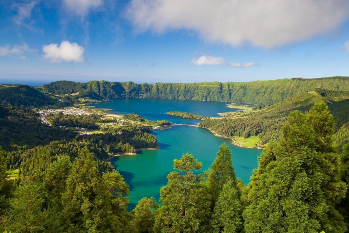 'A typical lake on the island of Azores in Portugal' - Azoren